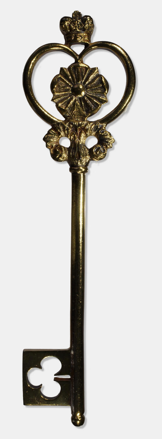 Ein lippischer Kammerherrenschlüssel aus Bronze vergoldet, Variante mit kleinem Fürstenhut über der lippischen Rose.