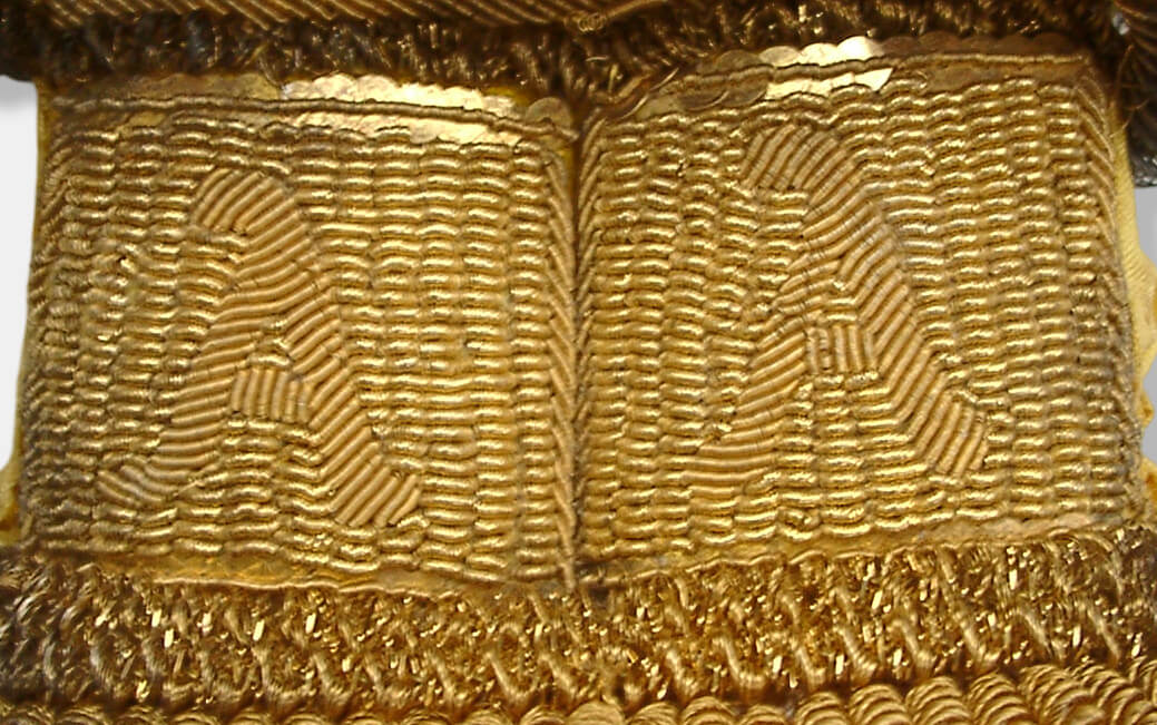 Mittelteilansicht vom Portepee eines herzoglich nassauischen Kammerherrenschlüssels. In Goldstickerei die zweifache Initiale des 1864 herrschenden Herzogs Adolph von Nassau.