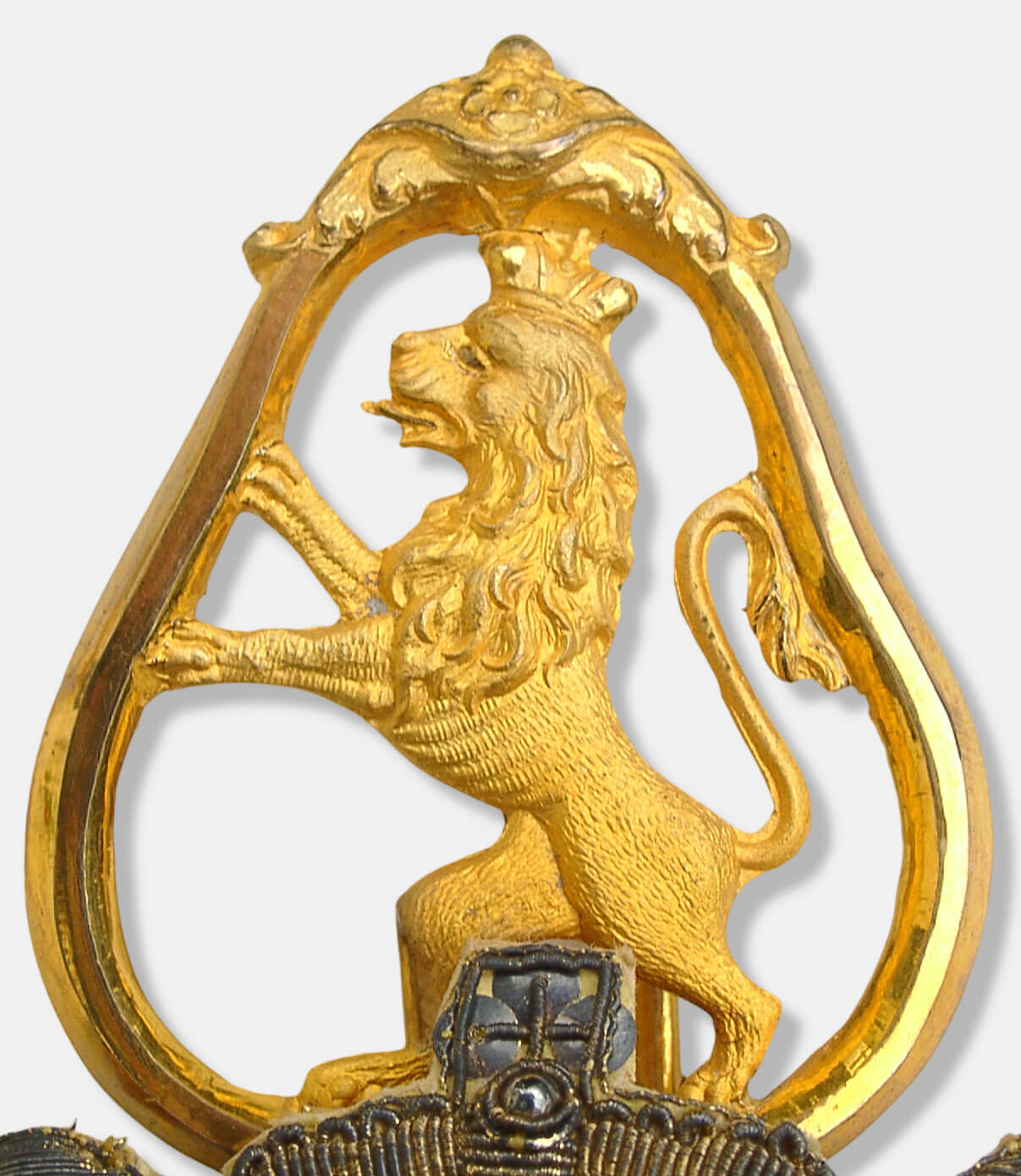 Detailansicht der Reide des Schlüssels. Fein ausgearbeiteter, nassauischer Löwe, das Wappentier des Herzogtums Nassau. Von Hand polierte Oberflächen am äußeren Ring